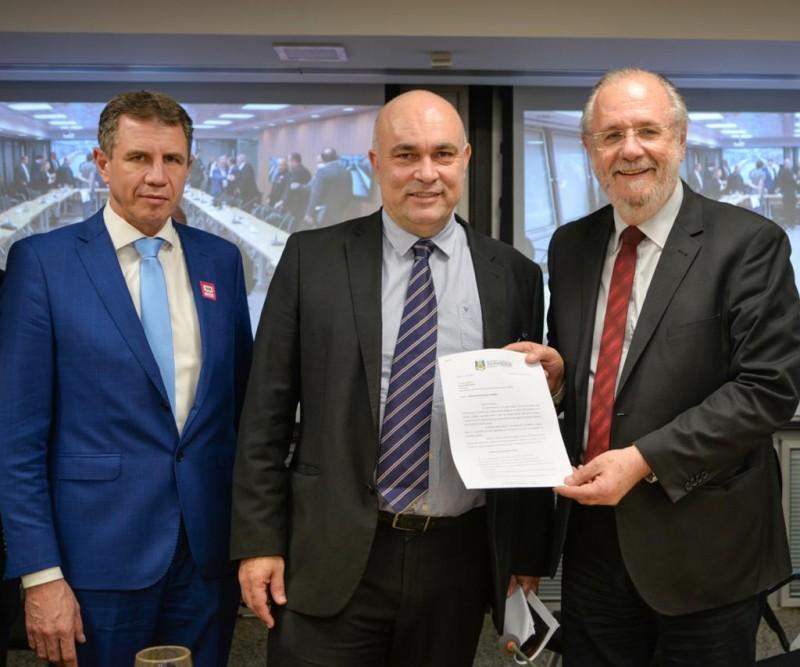 Diretor do BNDES, Alexandre Abreu, recebe oficio das m&atilde;os do Secret&aacute;rio Ernani Polo e deputado estadual Miguel Rosseto.