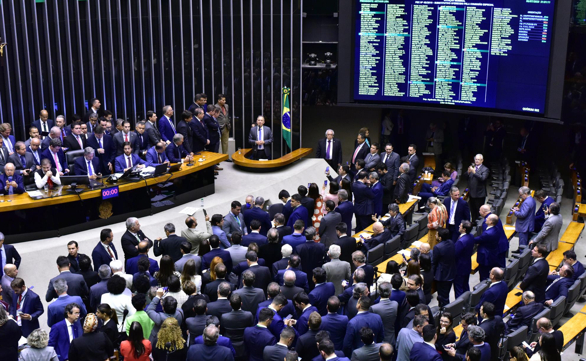 Com 375 votos favor&aacute;veis contra 113 contr&aacute;rios, reforma tribut&aacute;ria foi aprovada em segundo turno na C&acirc;mara