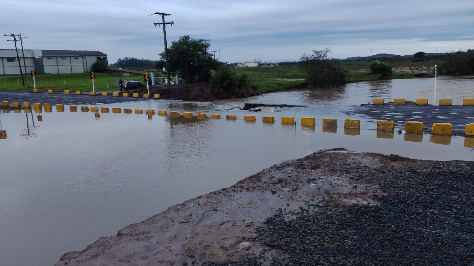 O KM 2 da RS-474 em Santo Ant&ocirc;nio da Patrulha, no Litoral Norte, foi interditado nessa madrugada