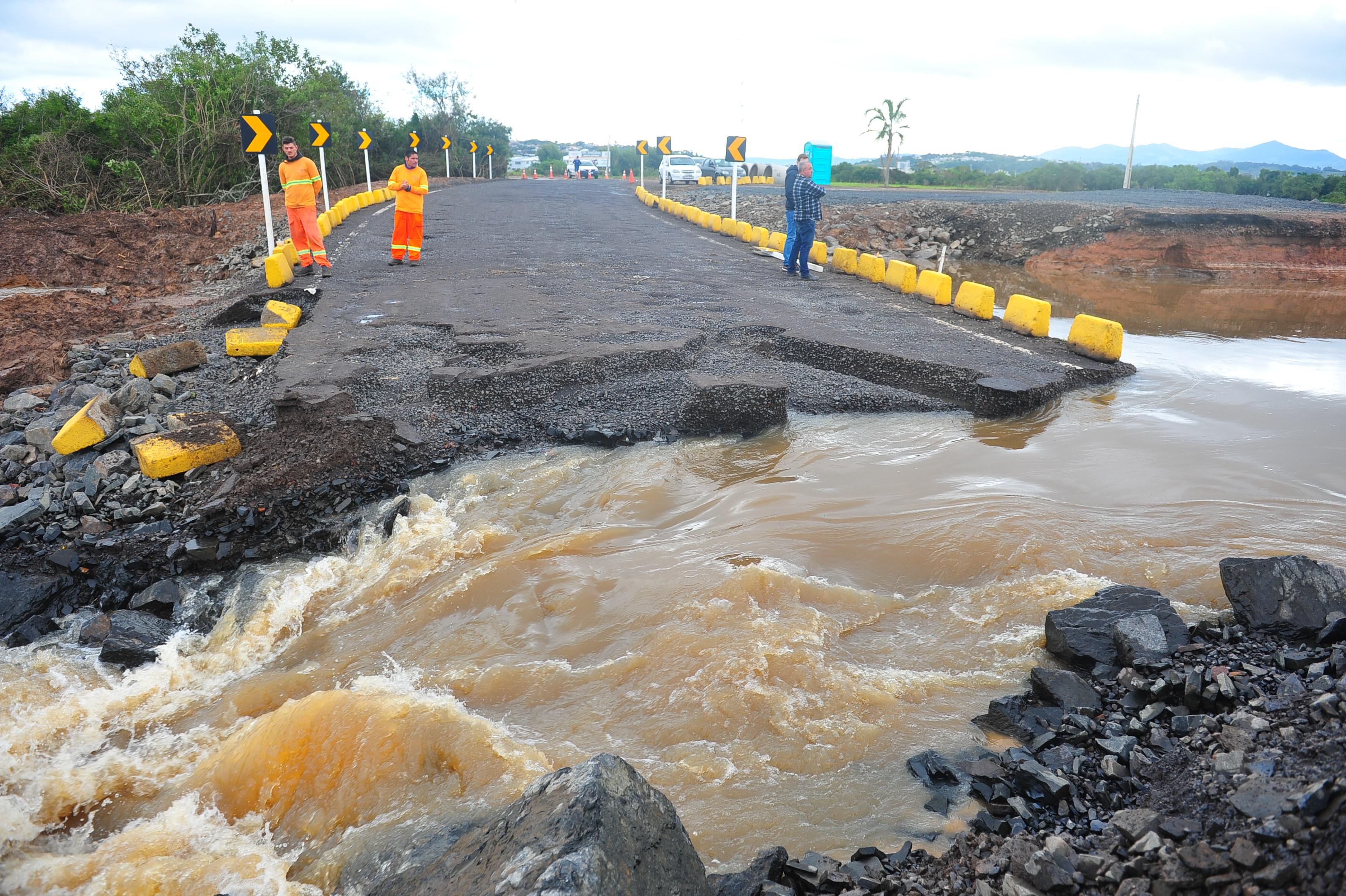 Em virtude das fortes chuvas, o rio encheu e a estrutura sofreu eros&atilde;o 