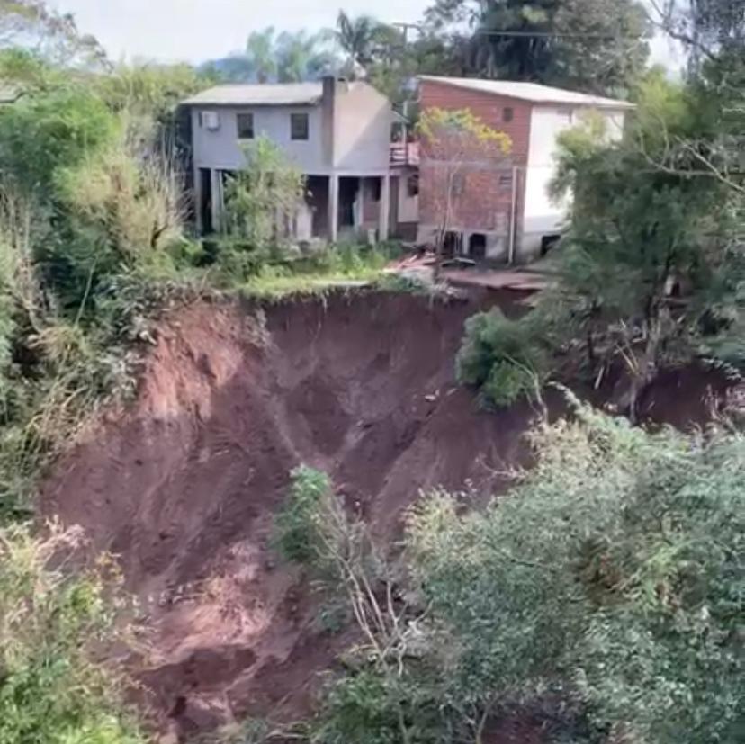 Em Arroio do Meio, Defesa Civil e bombeiros isolaram local ap&oacute;s deslizamento de terra