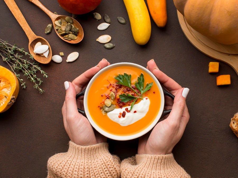 Sopas e cremes, como de moranga ou de cenoura, destacam-se por serem quentes e ricos em vitaminas Sopas e cremes, como de moranga ou de cenoura, destacam-se por serem quentes e ricos em vitaminas