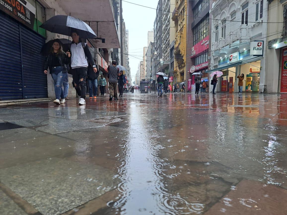 A Defesa Civil do Estado emitiu alerta para chuva forte, descargas el&eacute;tricas, ventos de at&eacute; 70 km/h e eventual queda de granizo nas regi&otilde;es Noroeste, Norte e parte do Nordeste ga&uacute;cho. O aviso &eacute; v&aacute;lido at&eacute; as 8horas desta segunda-feira.