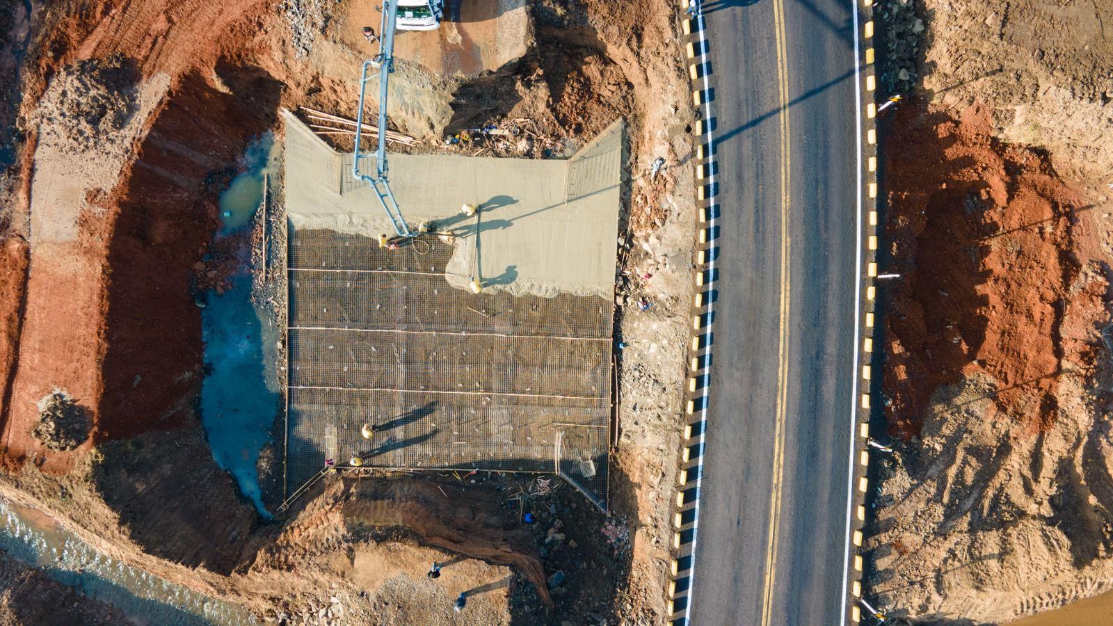 Equipes trabalham na constru&ccedil;&atilde;o da nova ponte no quil&ocirc;metro 3,5 da ERS-474, em Santo Ant&ocirc;nio da Patrulha