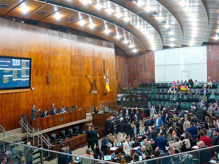 Assembleia discute PEC do Hino, LDO e auxílio por calamidades Assembleia discute PEC do Hino, LDO e auxílio por calamidades