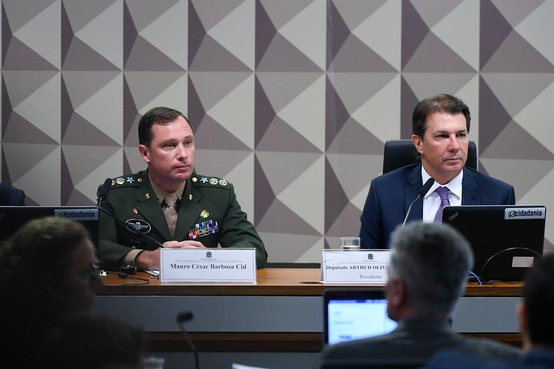 Presente na CPMI do 8 de janeiro, Mauro Cid evita perguntas de parlamentares 