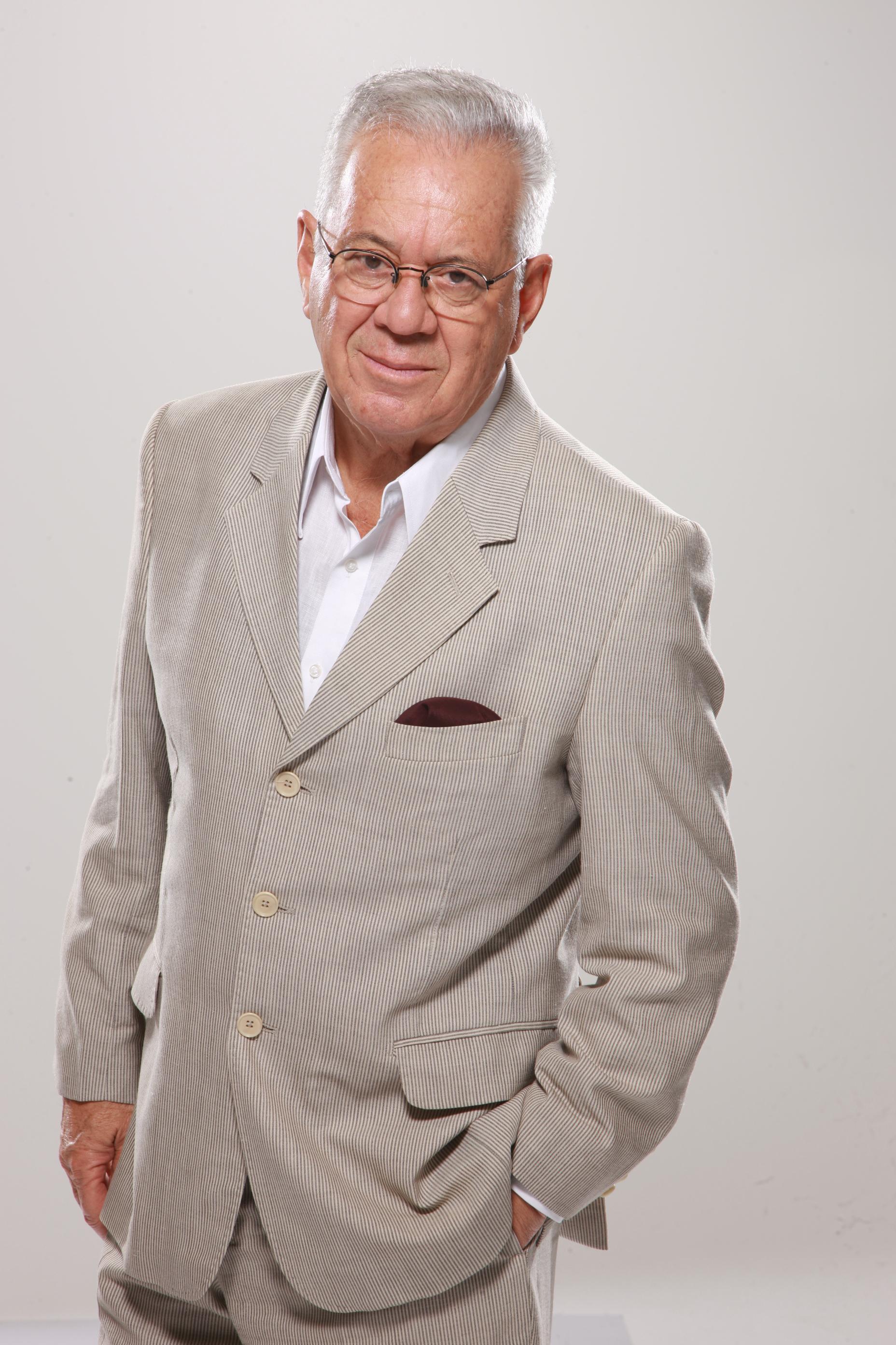 Luiz Coronel: "A arte n&atilde;o pode abdicar do seu dever de encantamento"