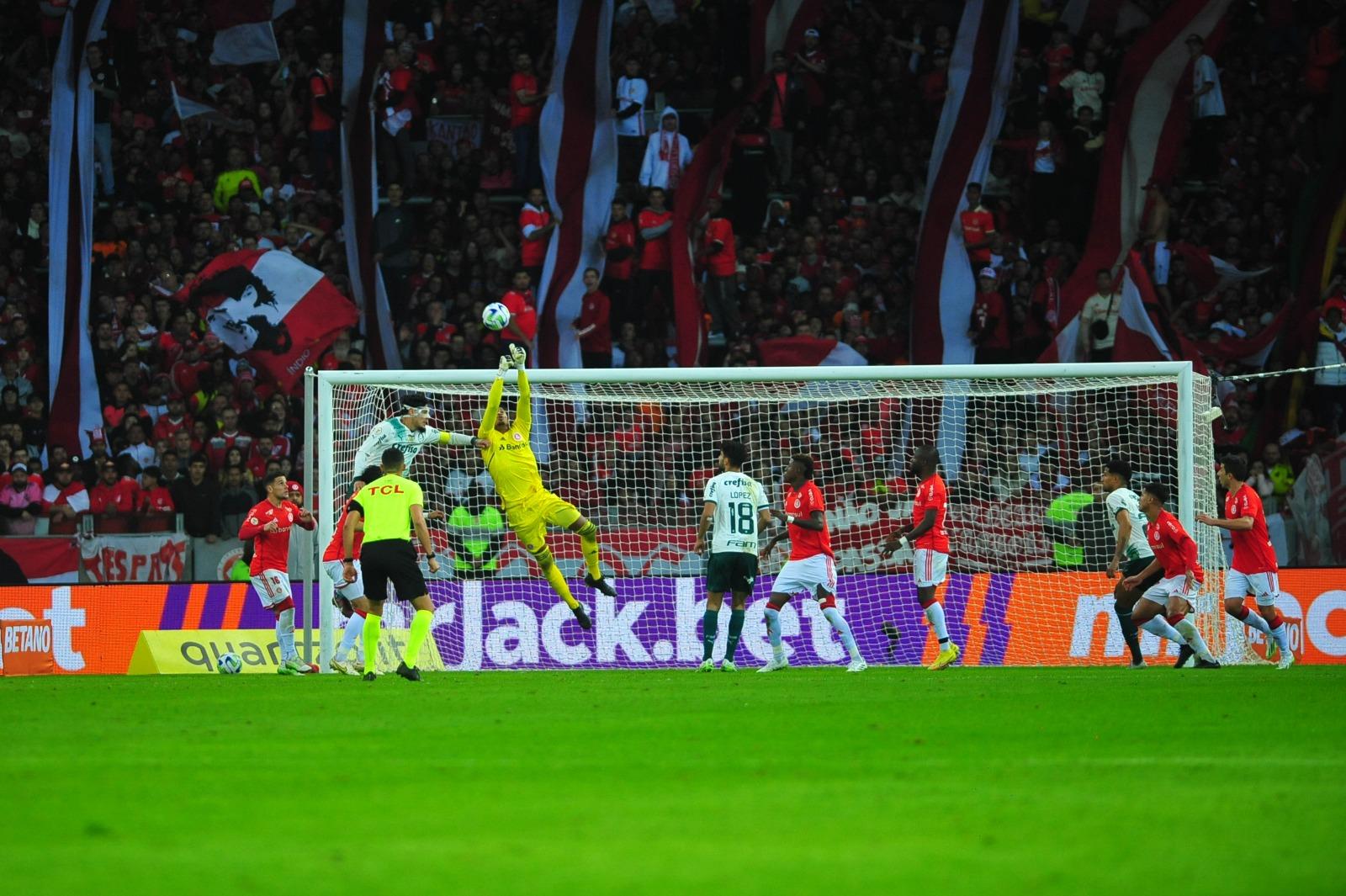 Goleiro fez v&aacute;rias defesas salvadoras