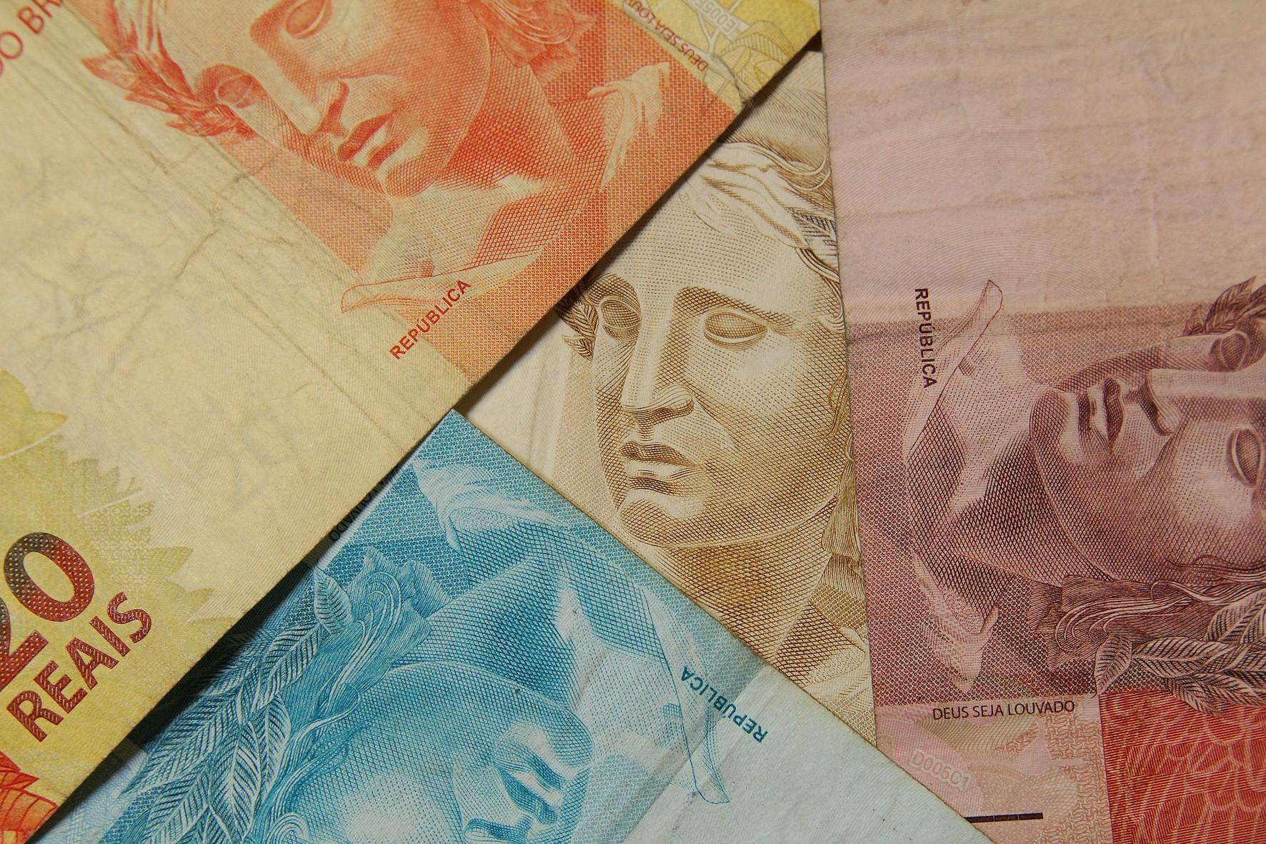 Abono salarial come&ccedil;a a ser pago pela Caixa 