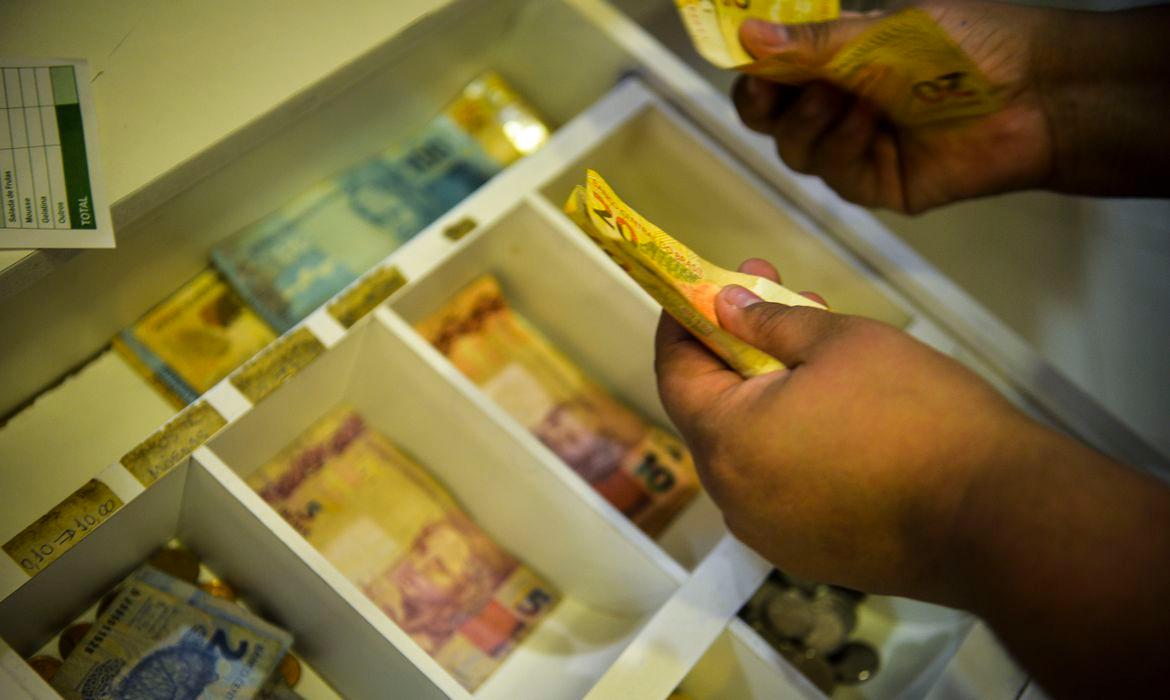 Programa do governo beneficia pessoas que est&atilde;o com d&iacute;vidas 