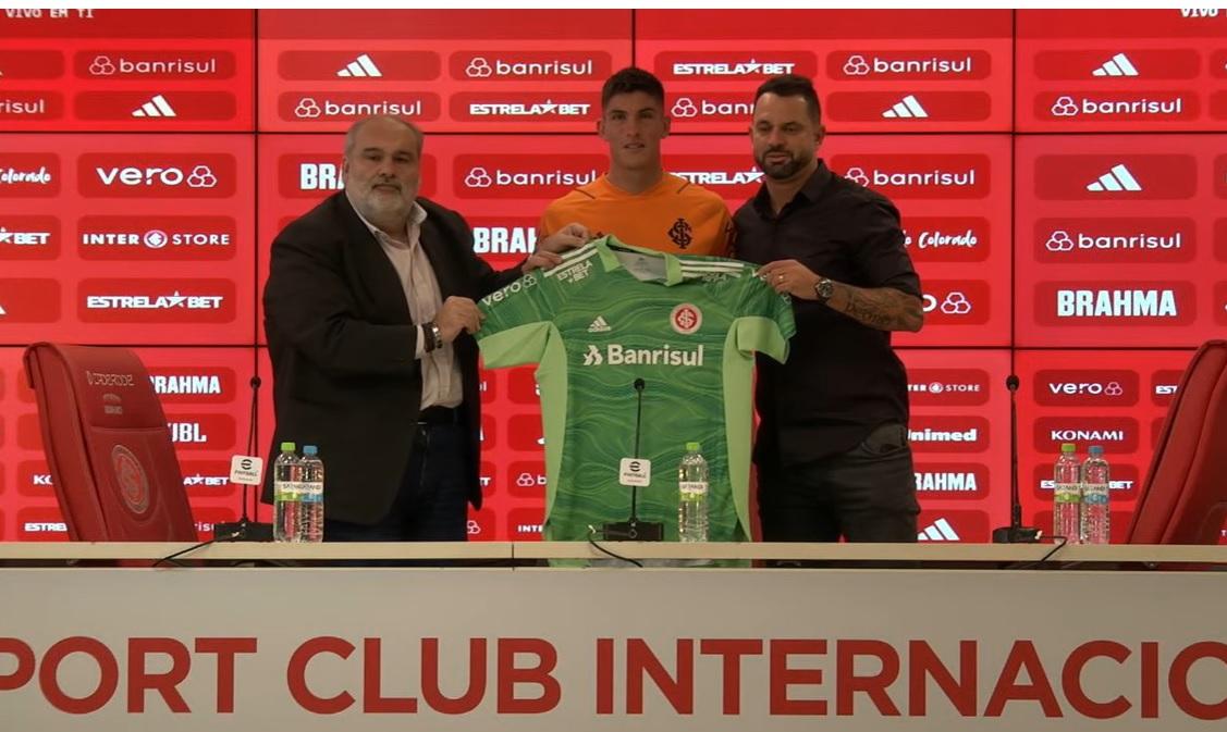 Goleiro foi apresentado nesta segunda-feira