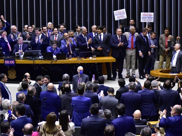 Reforma aprovada pela Câmara agora segue para o Senado Reforma aprovada pela Câmara agora segue para o Senado