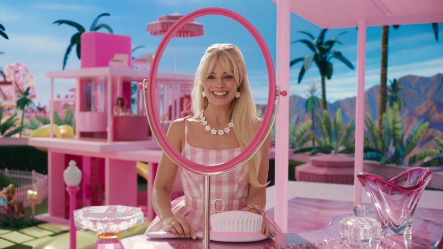 A Barbie Estereotipada (Margot Robbie) tem a cor de rosa presente em todos os momentos de sua vida, mas entra em crise existencial