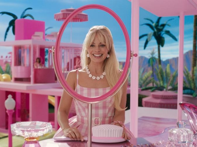 A Barbie Estereotipada (Margot Robbie) tem a cor de rosa presente em todos os momentos de sua vida, mas entra em crise existencial A Barbie Estereotipada (Margot Robbie) tem a cor de rosa presente em todos os momentos de sua vida, mas entra em crise existencial