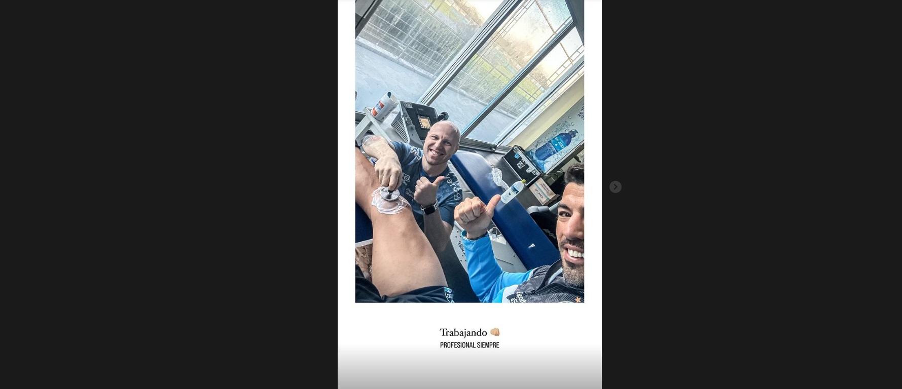 Su&aacute;rez compartilha foto em rede social ressaltando seu profissionalismo 