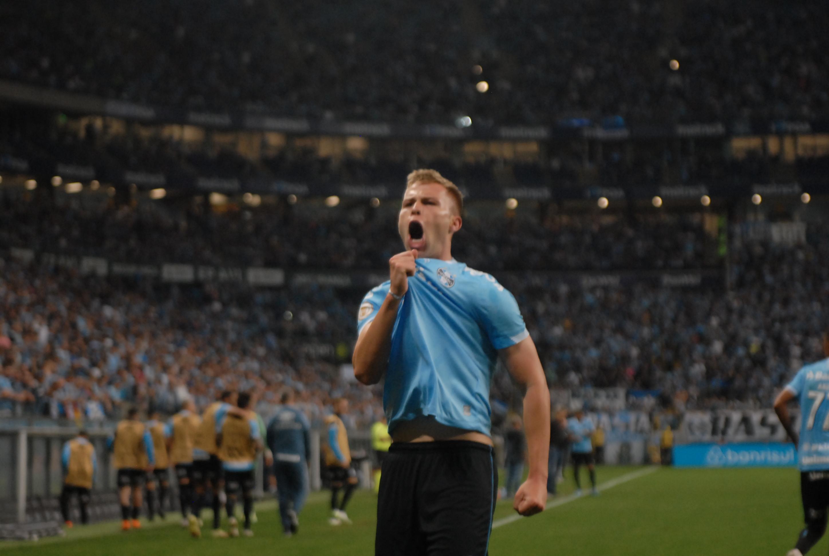 Com vit&oacute;ria, Tricolor retoma a vice-lideran&ccedil;a do Brasileir&atilde;o, dez pontos atr&aacute;s do l&iacute;der Botafogo