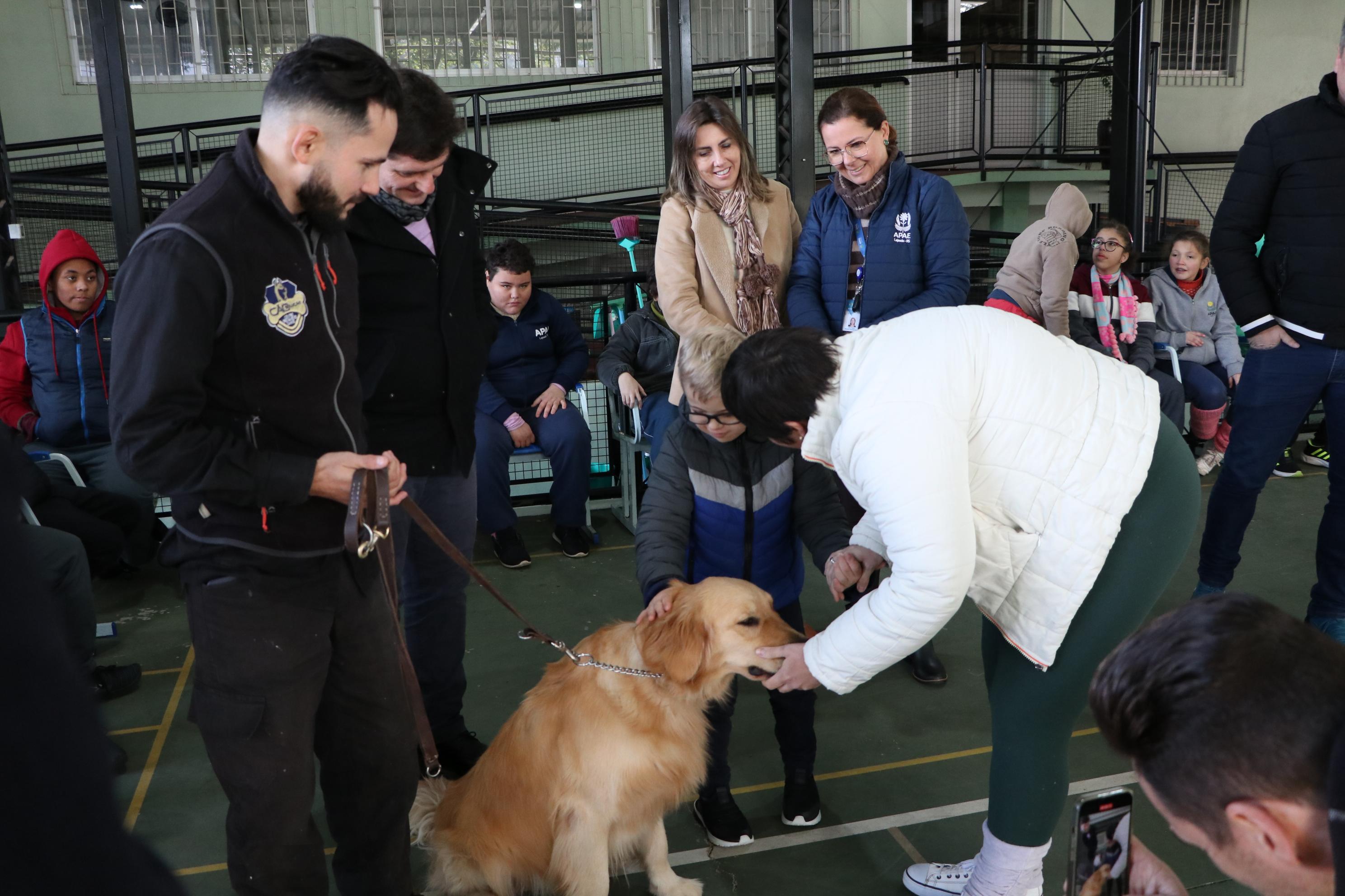 Golden Mel encantou as crian&ccedil;as e adultos durante lan&ccedil;amento da iniciativa