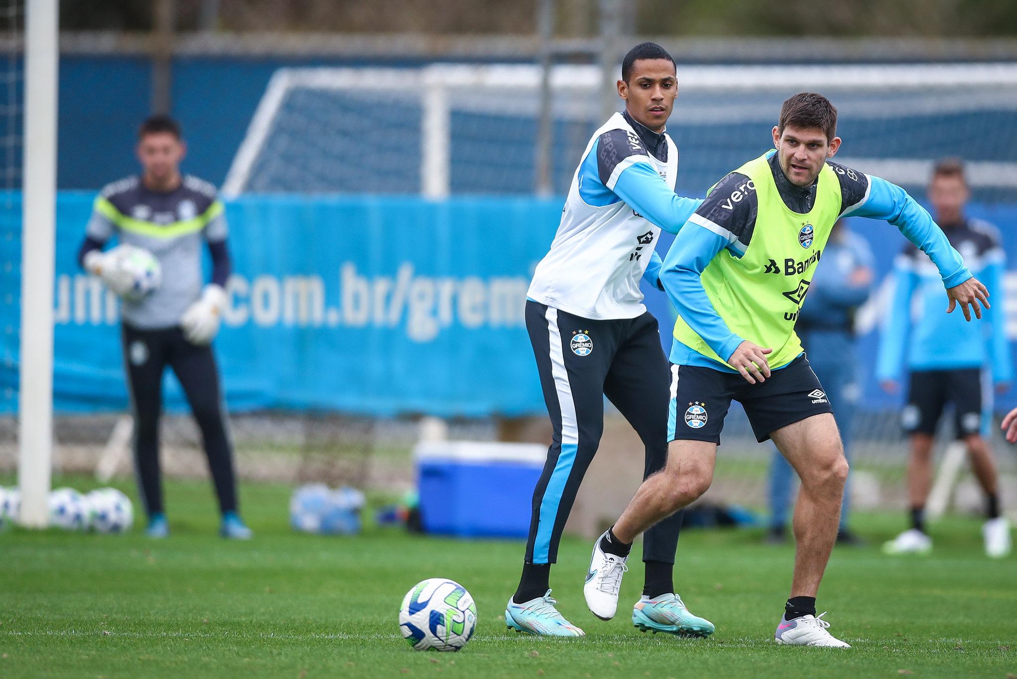 Zagueiro concedeu entrevista coletiva ao lado de Bruno Uvini