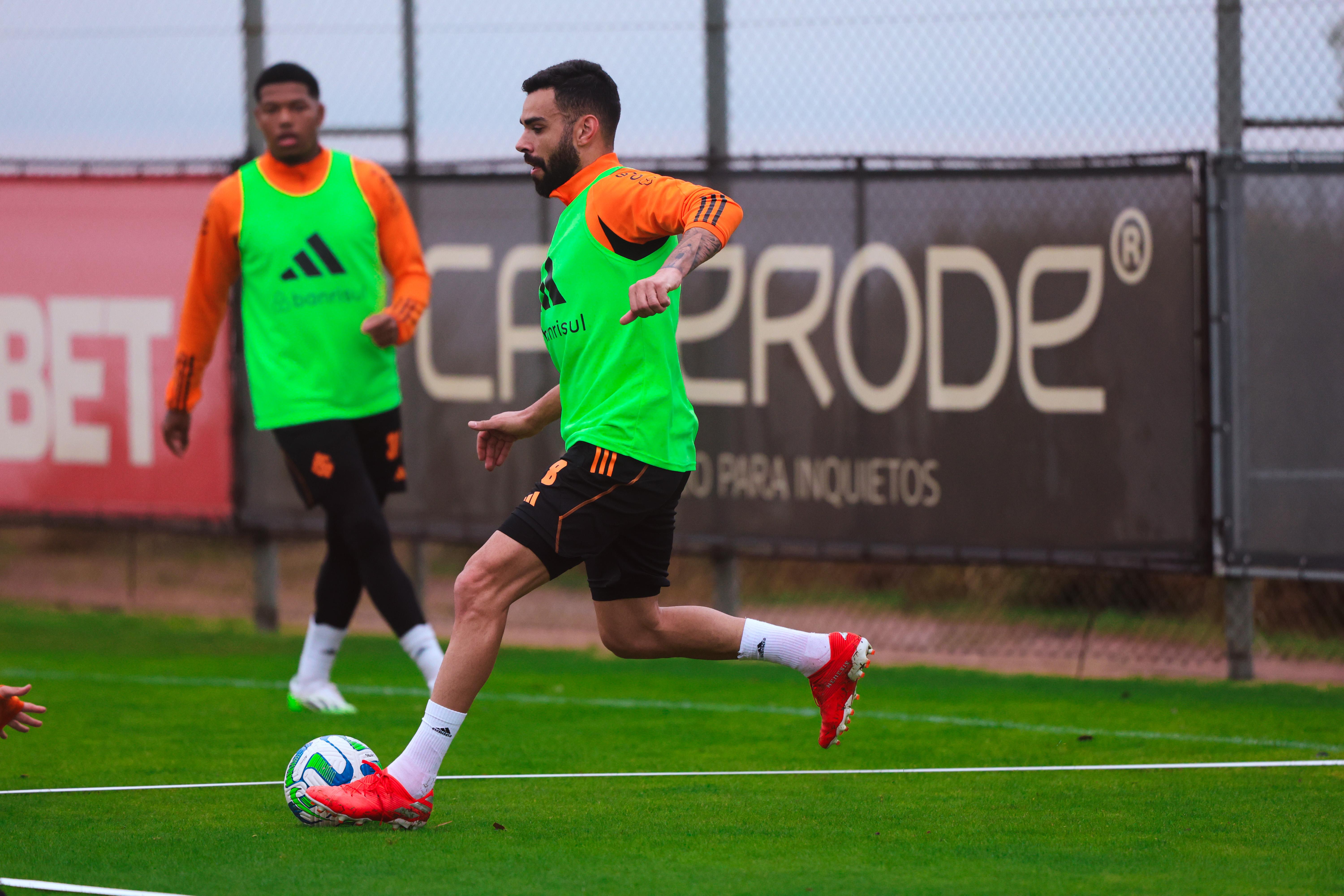 O camisa 8 treinou com o elenco nesta quarta-feira