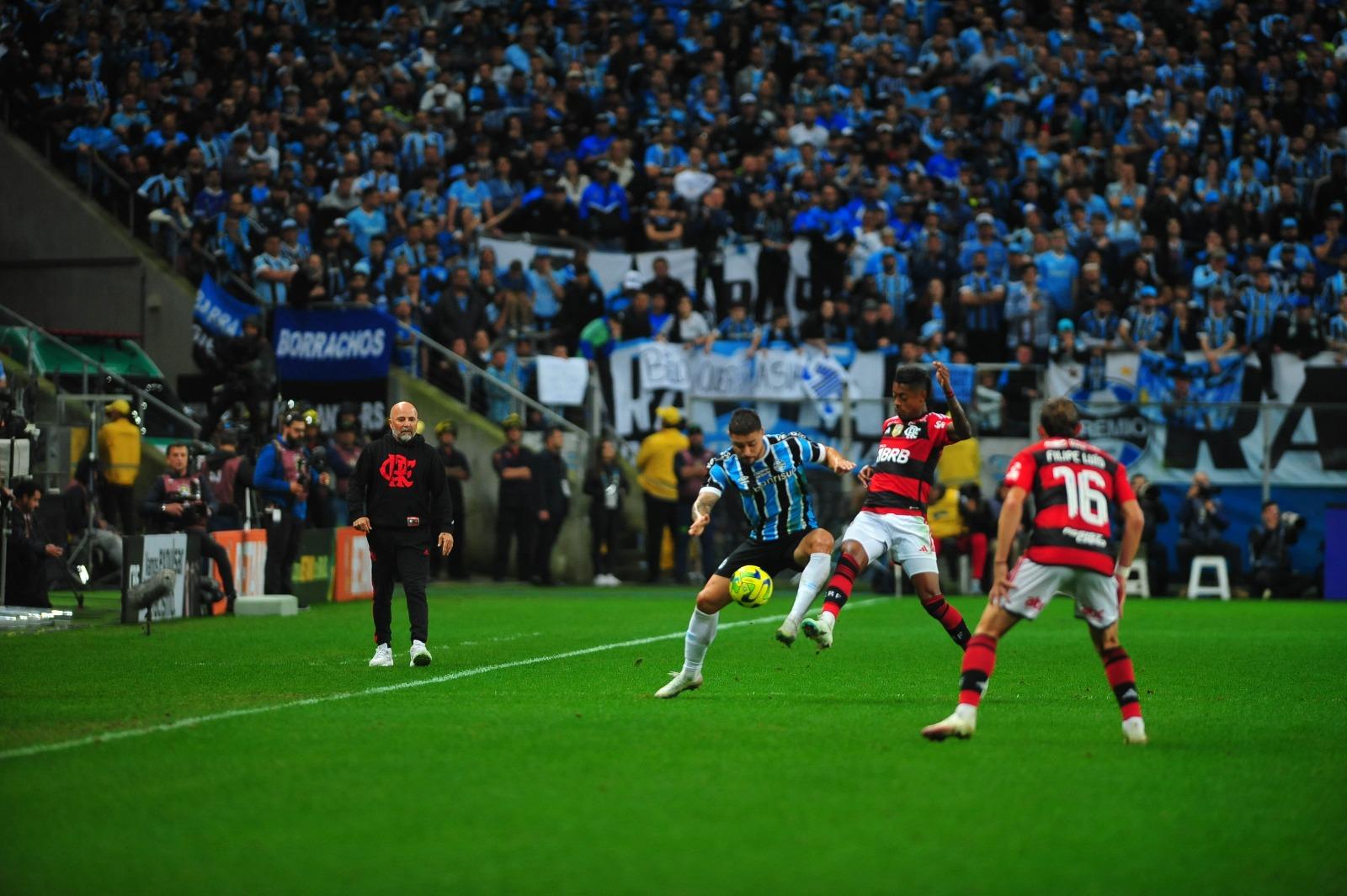 Equipe comandada por Sampaoli dominou o Gr&ecirc;mio e abriu boa vantagem na disputa por uma vaga da final