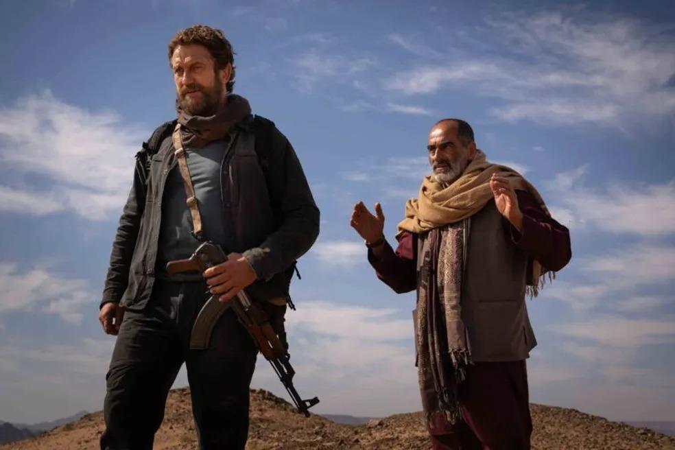 Tom (Gerard Butler) conta com a ajuda do int&eacute;rprete Mohammad Doud (Navid Negahban) para tentar escapar de territ&oacute;rio hostil