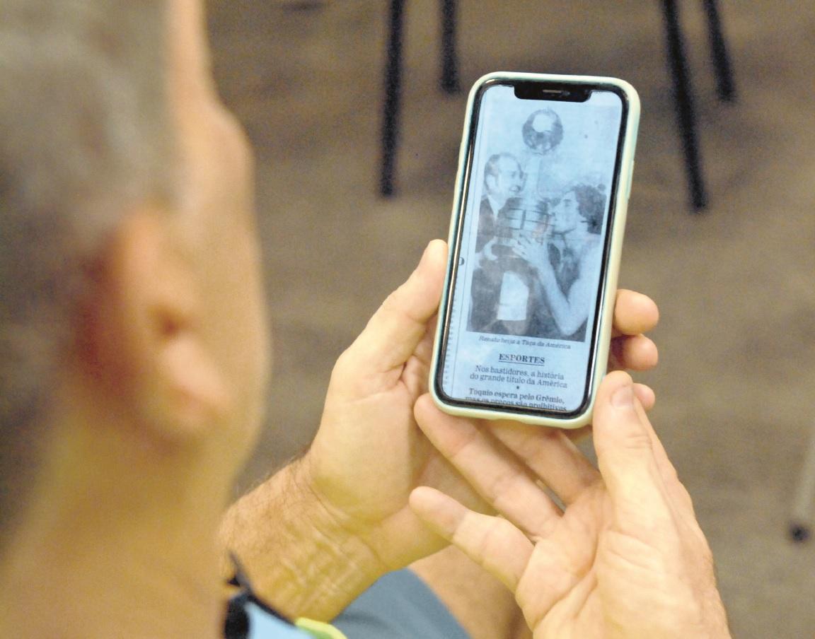 Hoje t&eacute;cnico do Gr&ecirc;mio, Renato rev&ecirc; a foto de quando recebeu a ta&ccedil;a de das m&atilde;os de Nicol&aacute;s Leoz