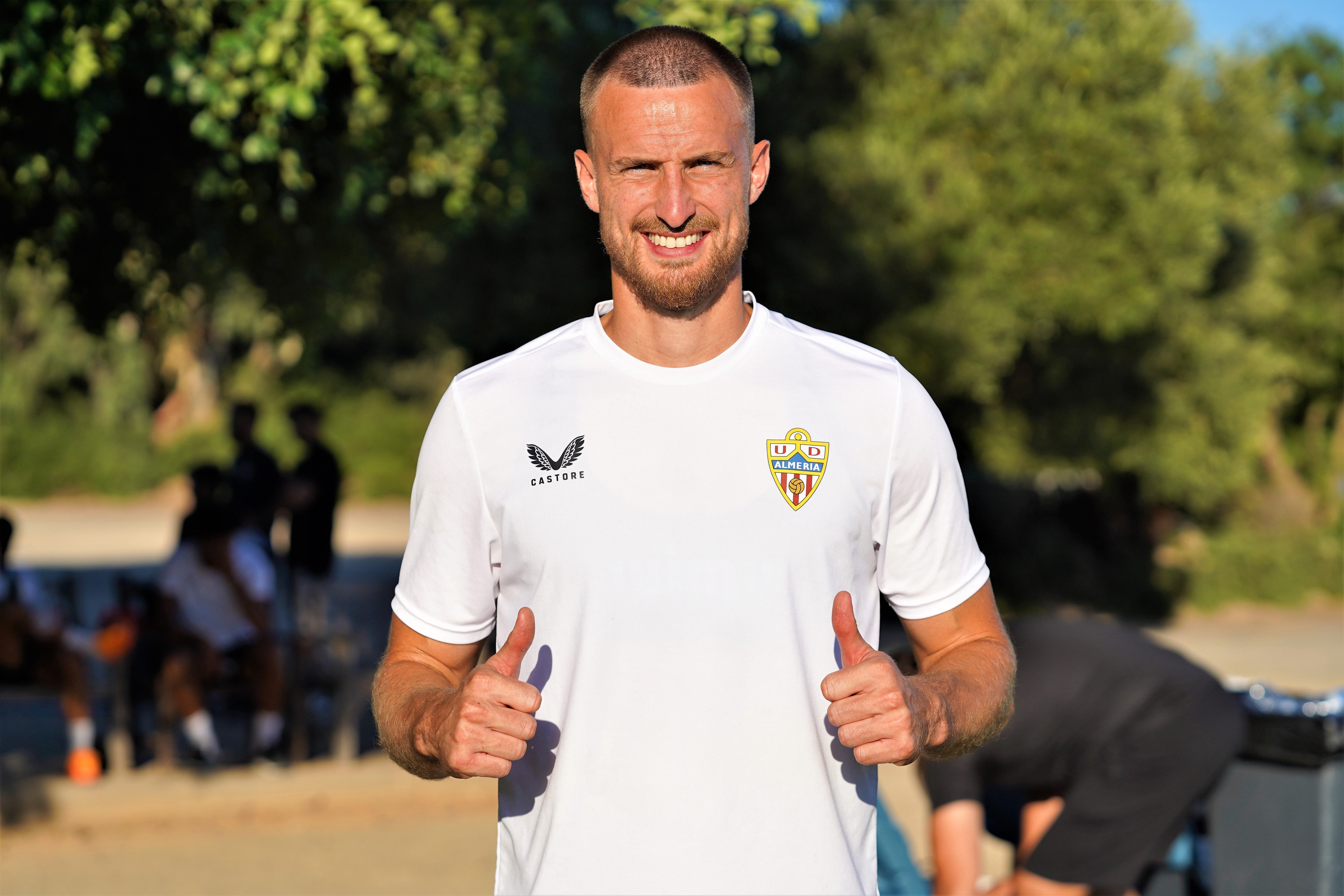 Defensor de 29 anos foi anunciado pelo Tricolor