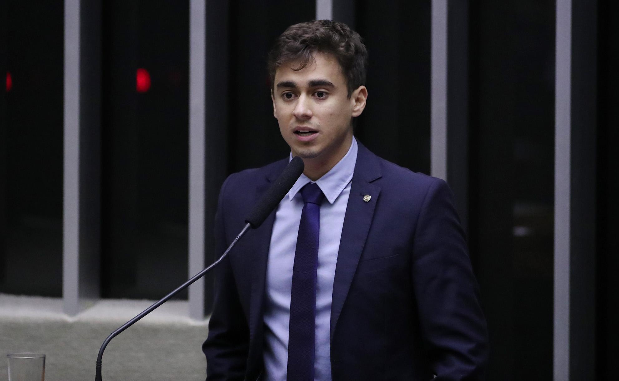 AGU avalia como enquadrar deputados por fake news sobre banheiro unissex