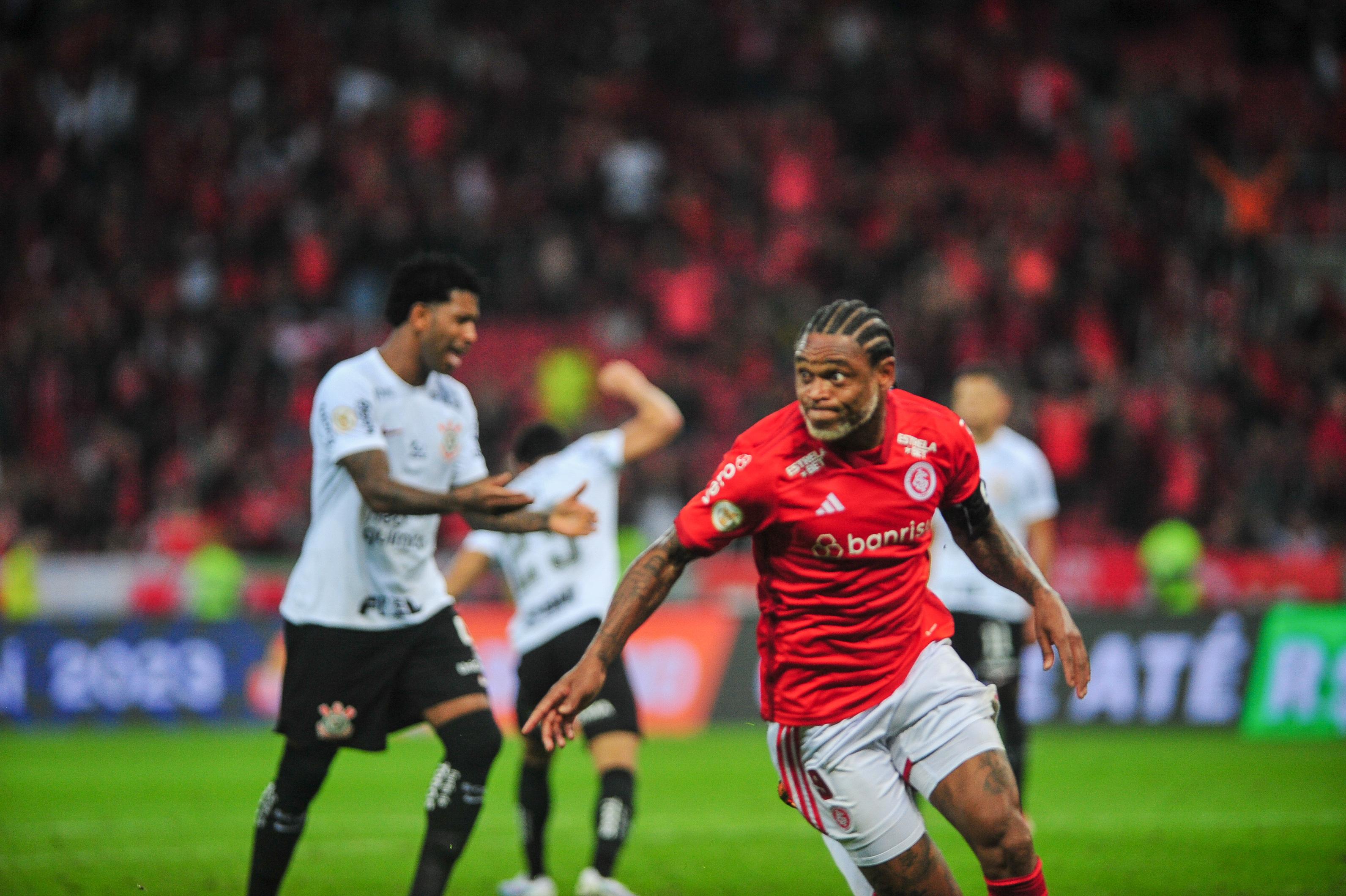 Luiz Adriano marca no fim e Inter busca empate com Corinthians no Beira-Rio