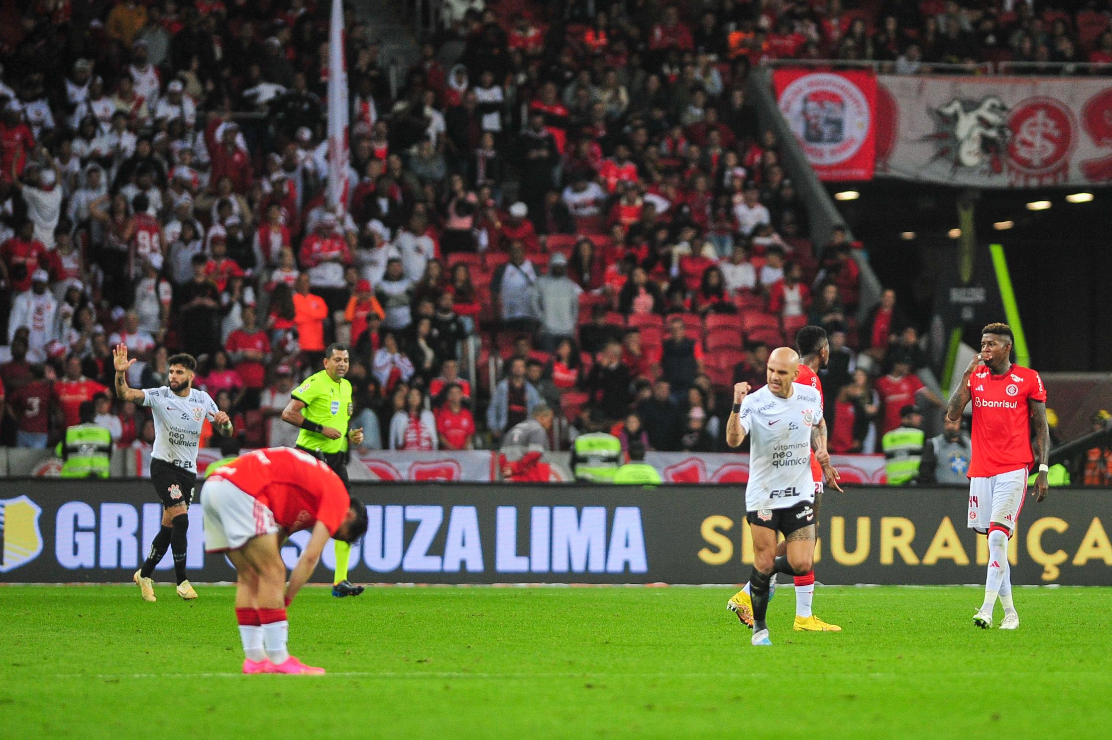 Equatoriano deixou o campo discutindo com companheiros no empate diante do Corinthians