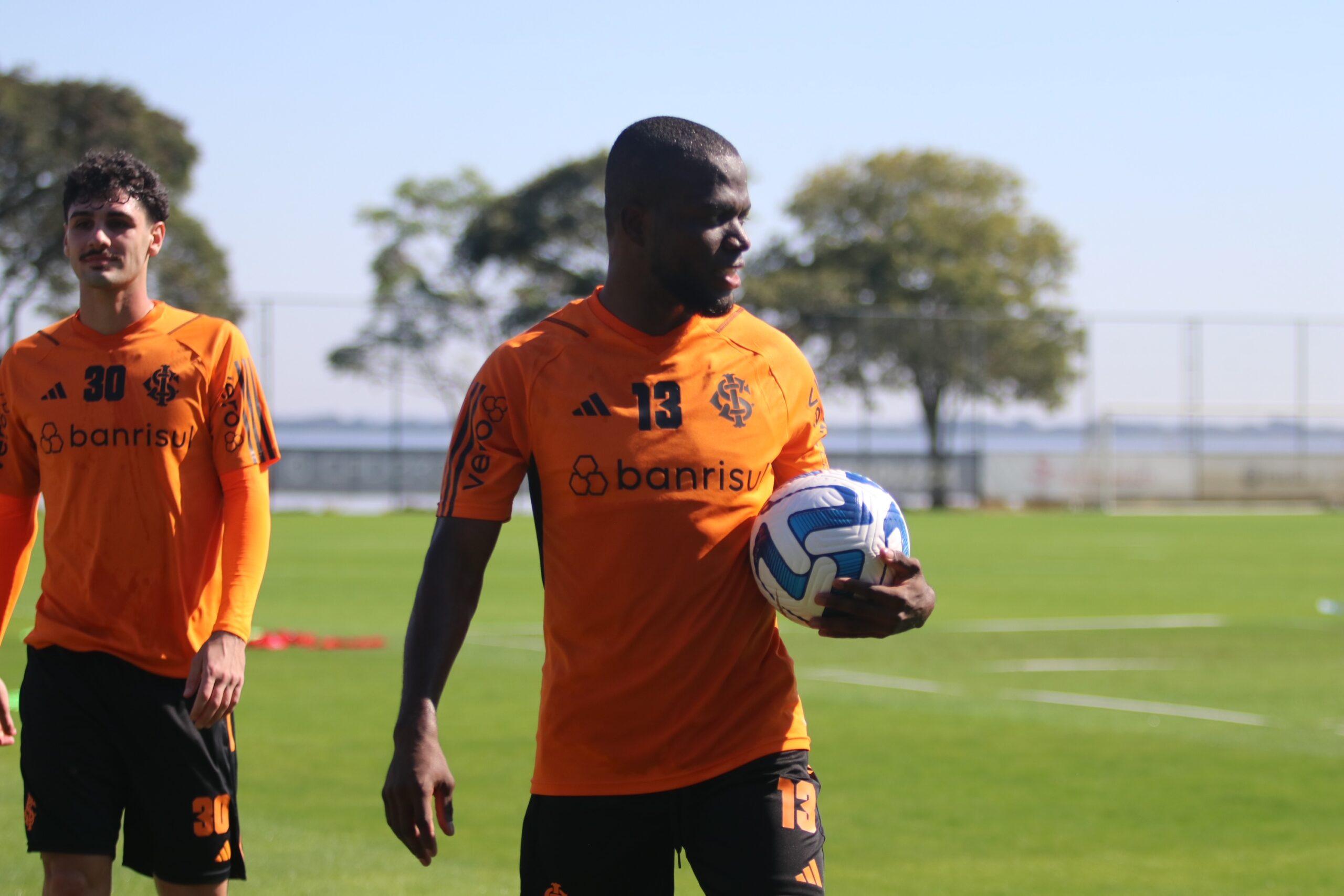 Equatoriano treinou sob forte calor no CT Gigante