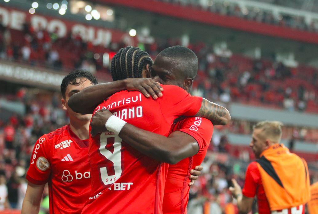 Valencia deu assist&ecirc;ncia para o gol, mas depois discutiu com Luiz Adriano