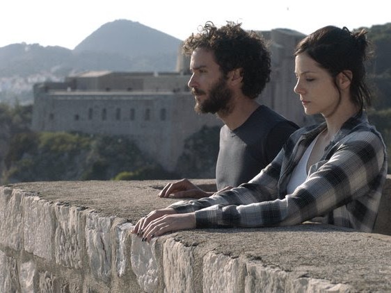 Na Croácia, Raul (João Campos) cruza com a Isabel (Elisa Volpatto), cuja vida também passou por problemas Na Croácia, Raul (João Campos) cruza com a Isabel (Elisa Volpatto), cuja vida também passou por problemas