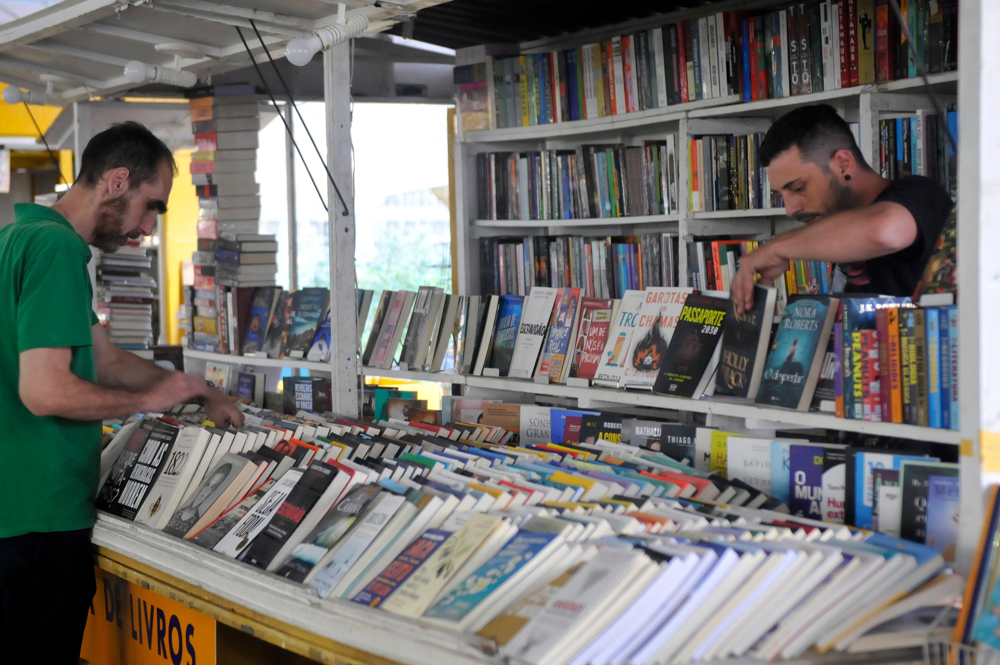 Registro da edi&ccedil;&atilde;o passada da Feira do Livro de Porto Alegre, que ocorre anualmente na Pra&ccedil;a da Alf&acirc;ndega
