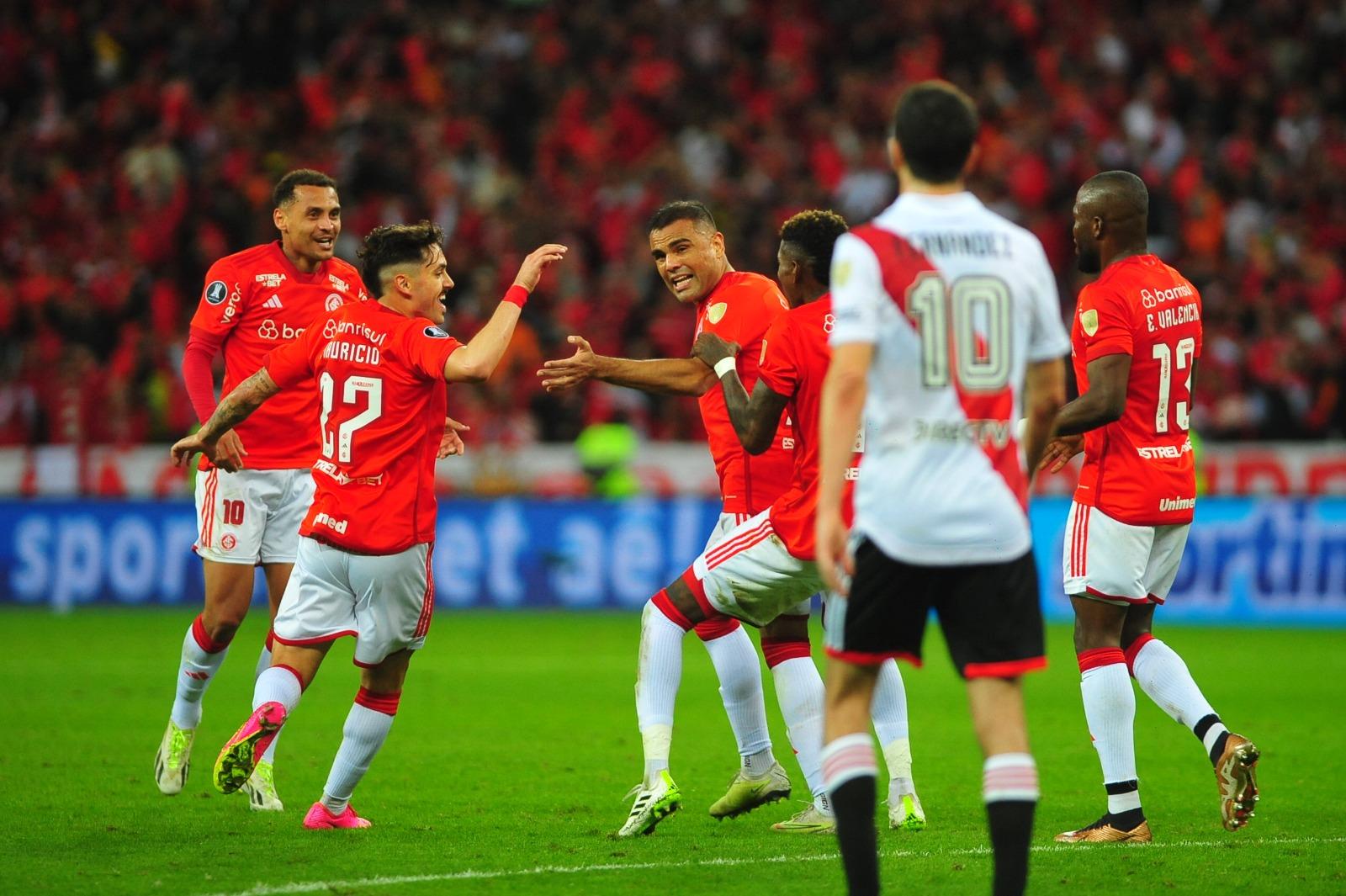 Zagueiro argentino foi decisivo para o Colorado