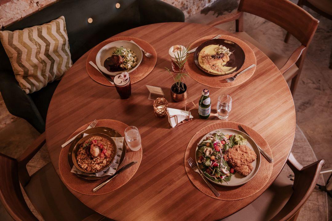 Restaurante e bar Capullo oferece card&aacute;pio diversificado em Canela