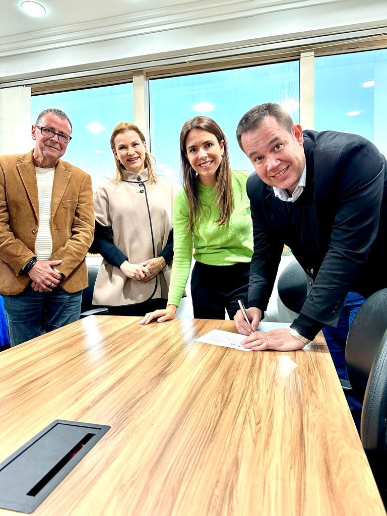 M&aacute;rcio L&uuml;ders (azul) ao lado de Any Ortiz e da prefeita de NH, F&aacute;tima Daudt