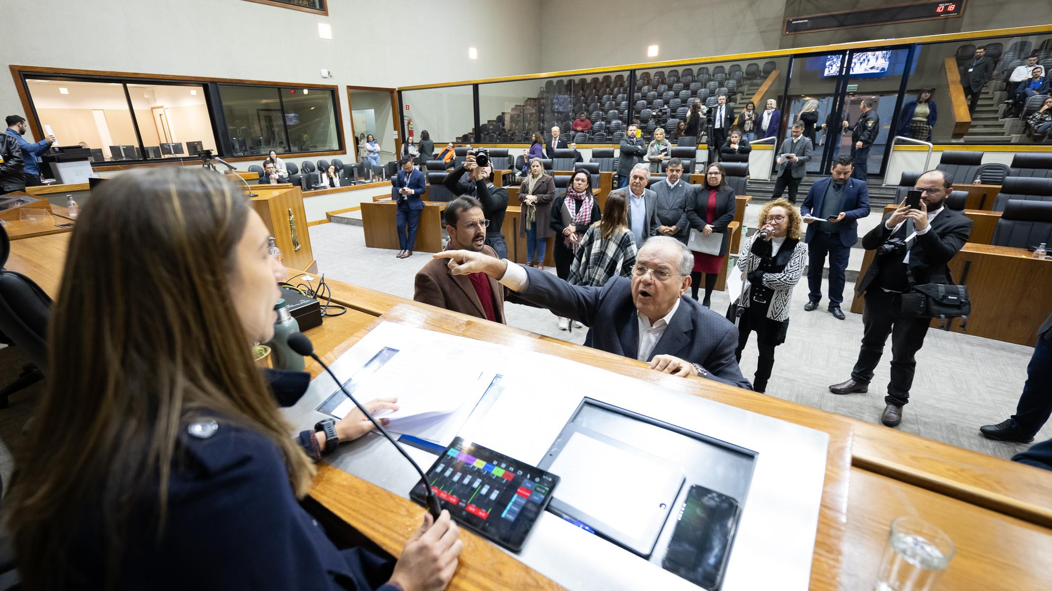 L&iacute;der do governo, Idenir Cecchim protagonizou boa parte das discuss&otilde;es em plen&aacute;rio