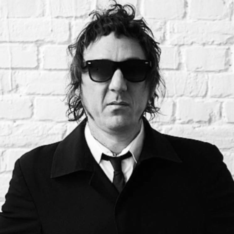 Gross tocou todos os instrumentos, cantou, comp&ocirc;s as can&ccedil;&otilde;es, fez as fotos do material gr&aacute;fico e produziu todo o disco "Exilado"