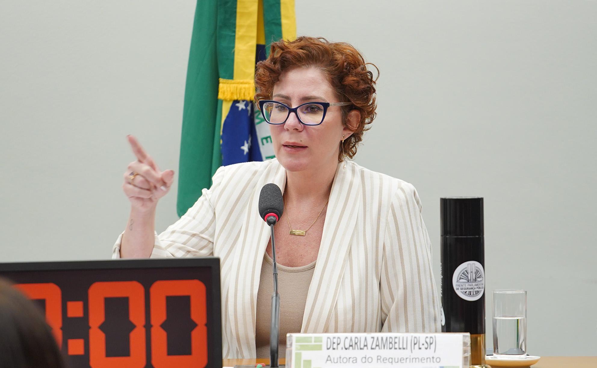 Zambelli est&aacute; internada em hospital 