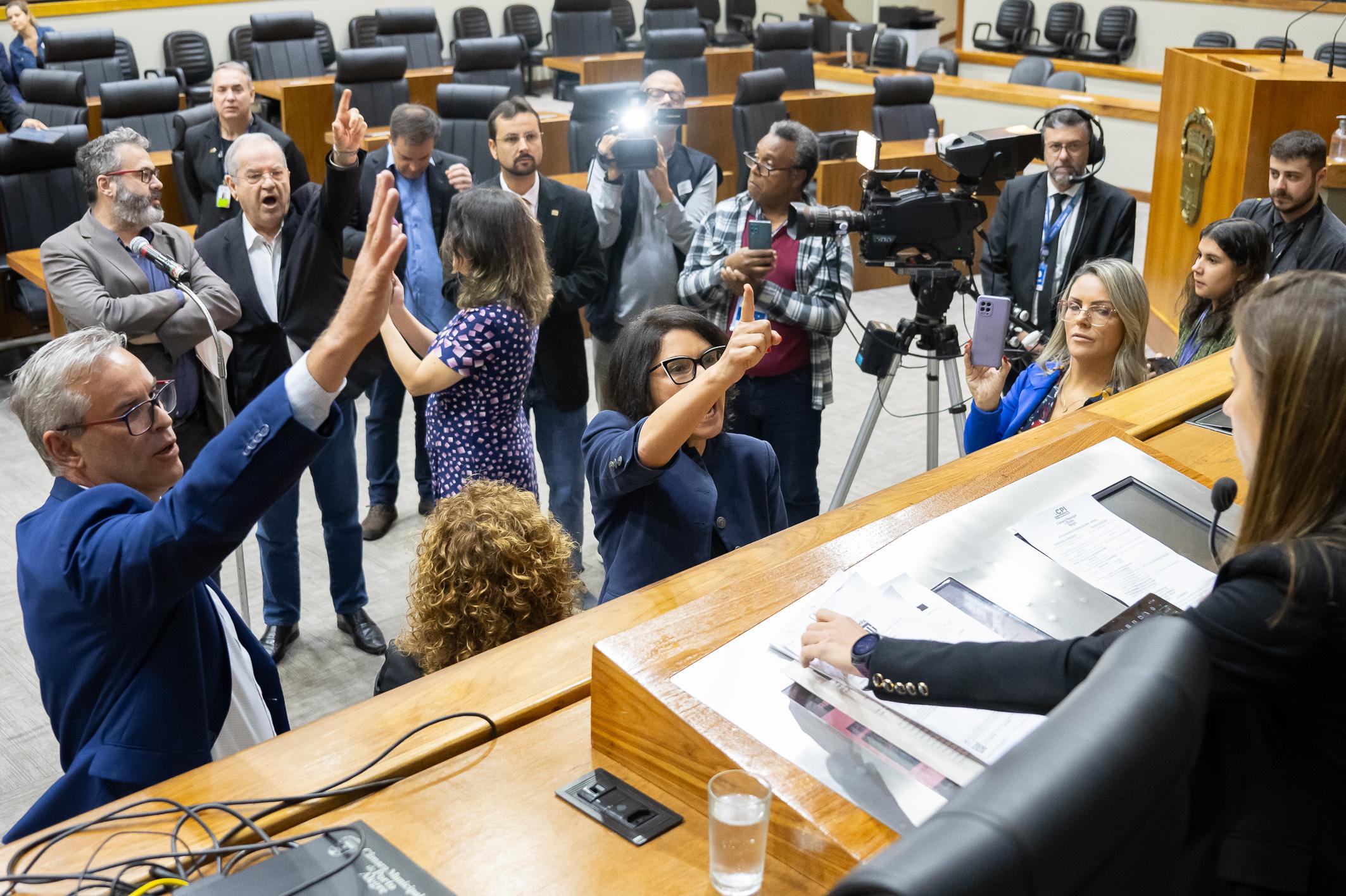 Ap&oacute;s discuss&otilde;es, sess&atilde;o seguiu com apenas cinco vereadores