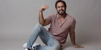 Ator Maurício Ribeiro festeja os 20 anos de carreira com dois trabalhos em exibição na Record TV