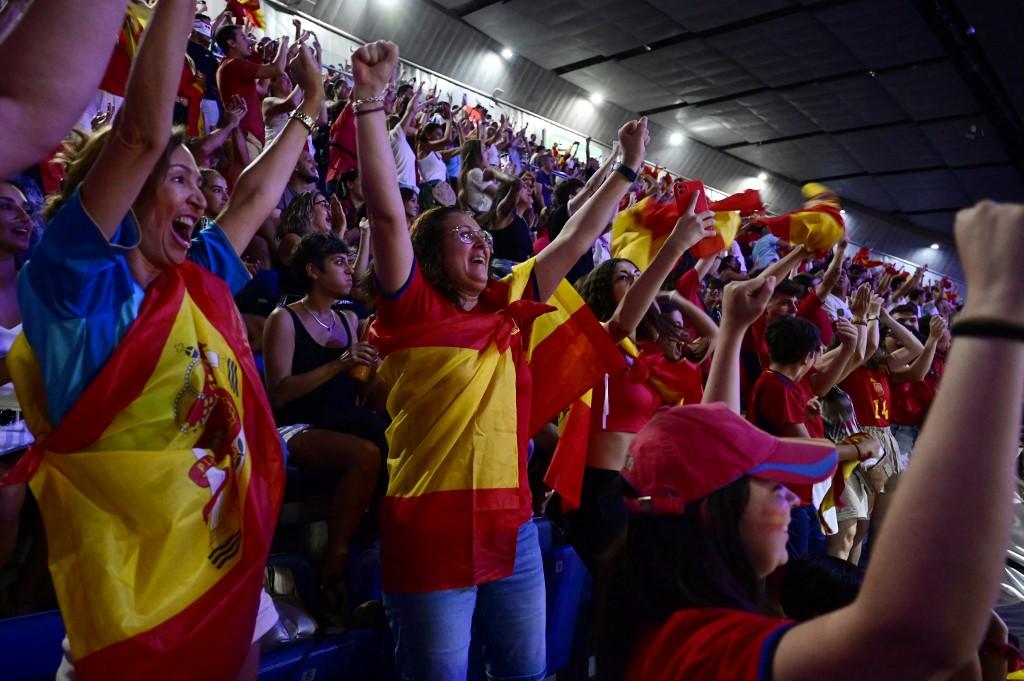 Torcedores comemoram vit&oacute;ria da Espanha 