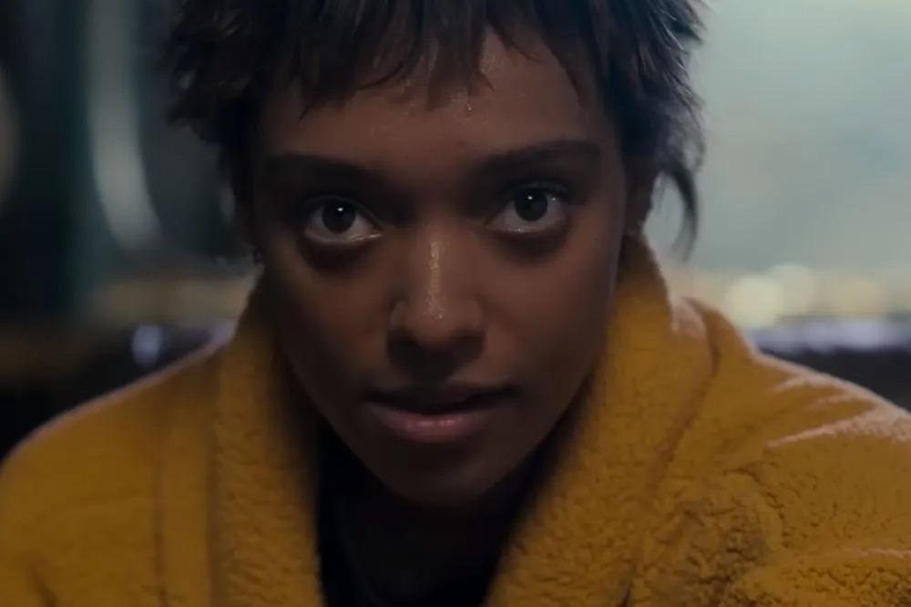 Mia extrapola o tempo de conex&atilde;o da brincadeira com a m&atilde;o misteriosa, e isso se torna fatal, pois o resultado &eacute; a abertura de um portal de onde esp&iacute;ritos mal&iacute;gnos escapam