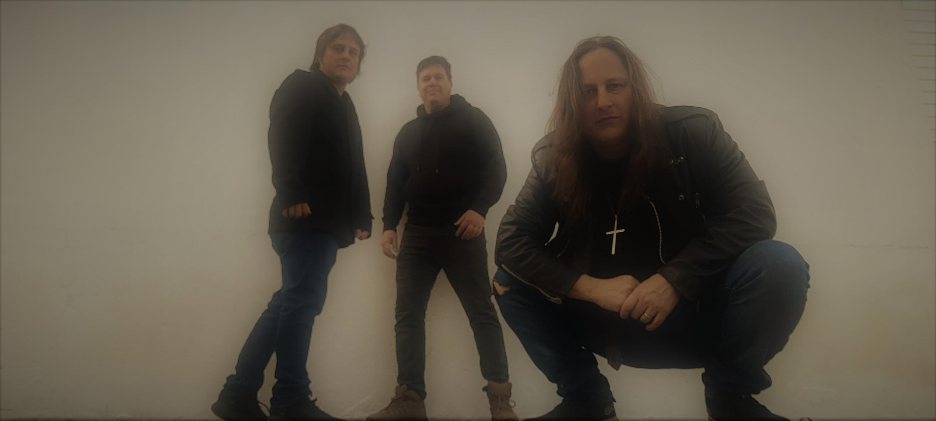 O power trio ga&uacute;cho recentemente lan&ccedil;ou seu segundo &aacute;lbum, "Stranger Thoughts", com influ&ecirc;ncias que v&atilde;o desde o Rock Cl&aacute;ssico at&eacute; o Thrash Metal