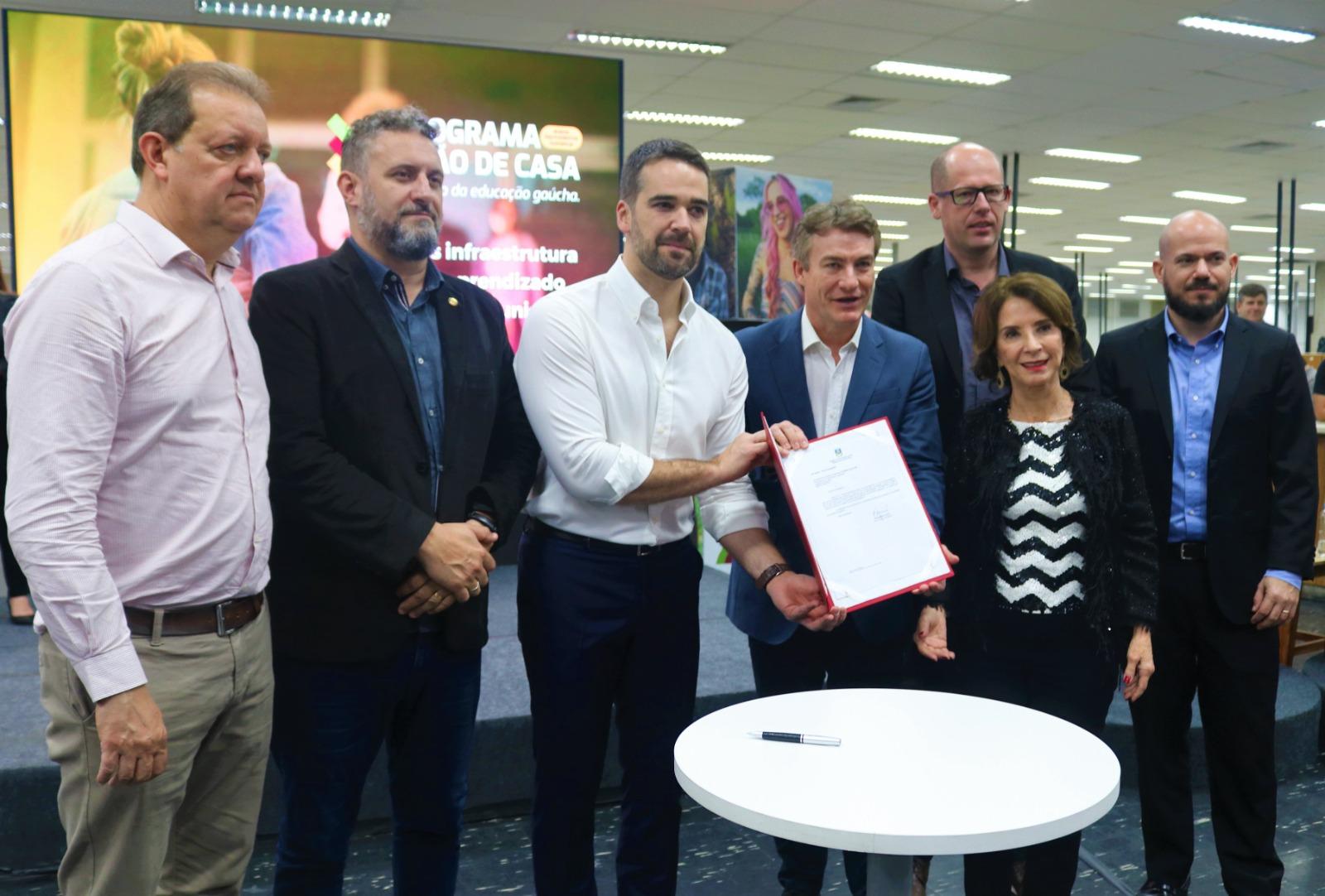 Na ocasi&atilde;o tamb&eacute;m foram divulgadas novidades sobre o Alfabetiza Tch&ecirc; e o Centro de Refer&ecirc;ncia em Educa&ccedil;&atilde;o