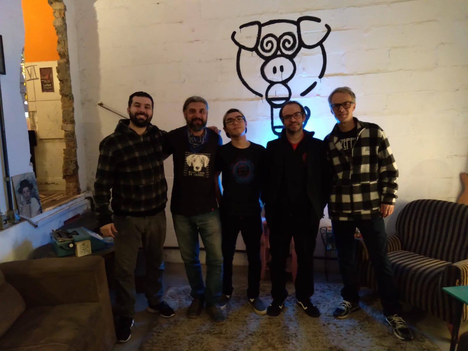 As m&uacute;sicas da Carlos Mherelov tem melodias provenientes do Rock e Blues, com influ&ecirc;ncias universais como Bai&atilde;o, Jazz e M&uacute;sica Latina