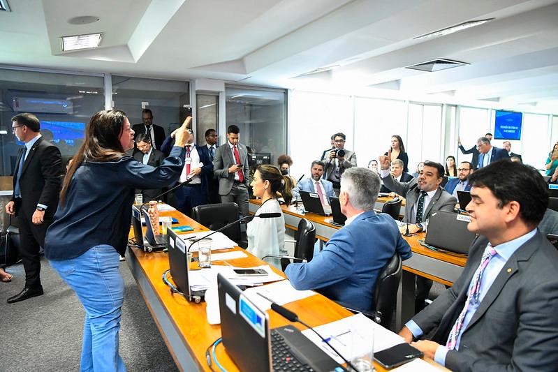 Laura Carneiro e Marco Feliciano protagonizaram tumulto