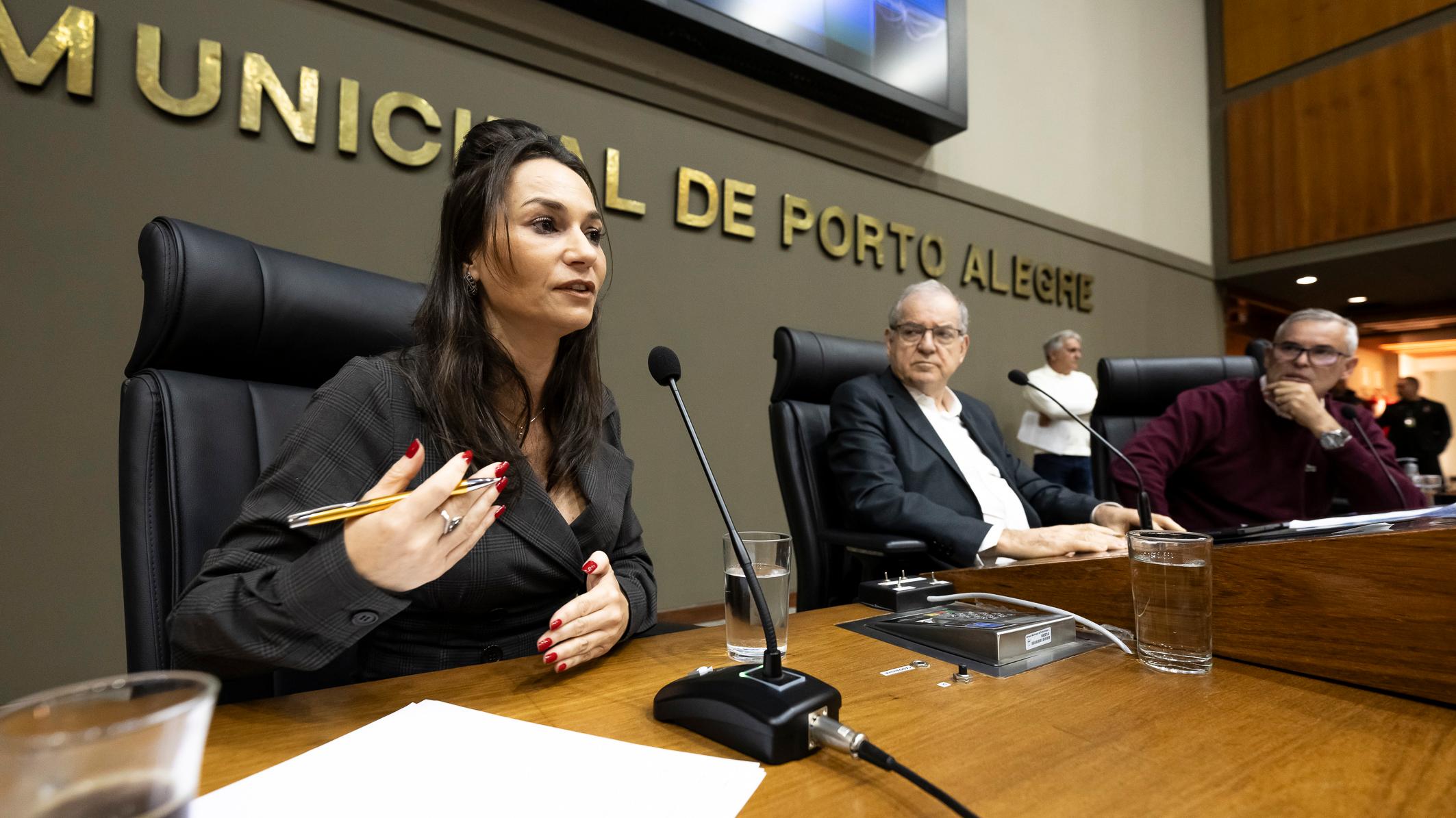 Janaina falou por 1h14min em CPI liderada pelo governo