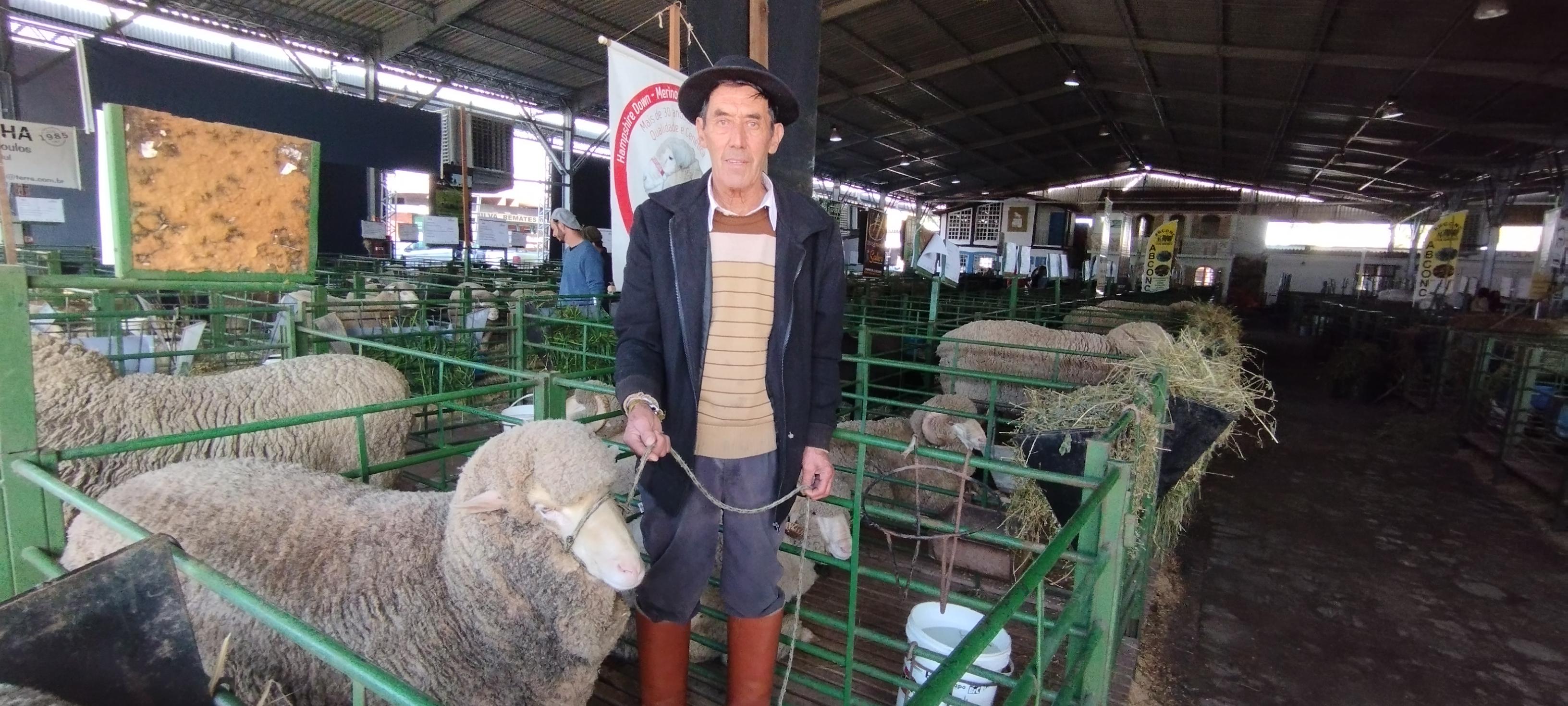 O ex-alambrador e esquilador Jaci Rodrigues Machado participa da feira pela primeira vez
